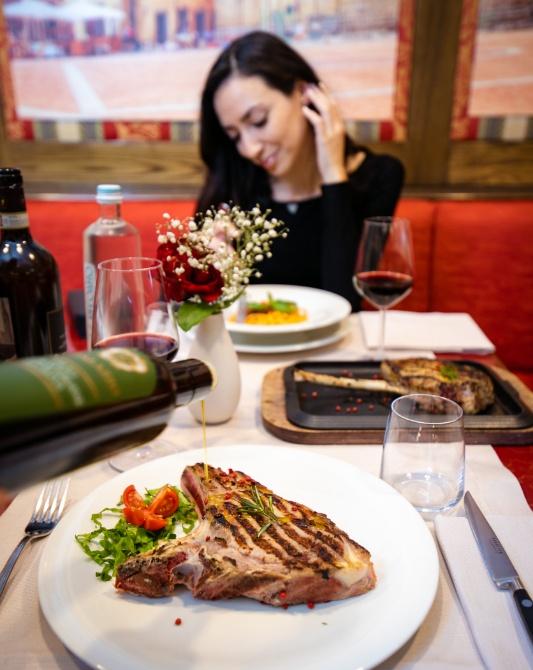 Cena elegante con bistecca e vino rosso in un ristorante accogliente.
